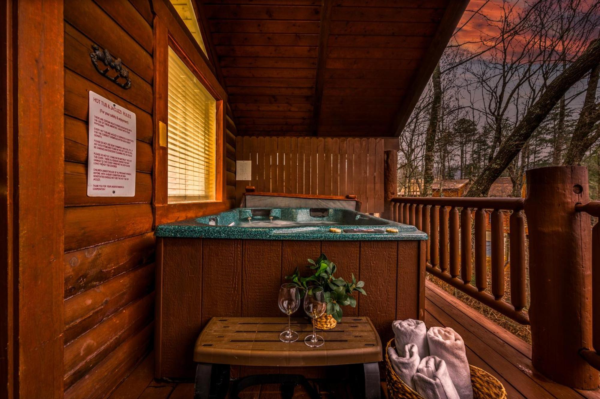 Log Cabin, Hot Tub, Fireplace, Pool Table & Views! Севьервилл Экстерьер фото