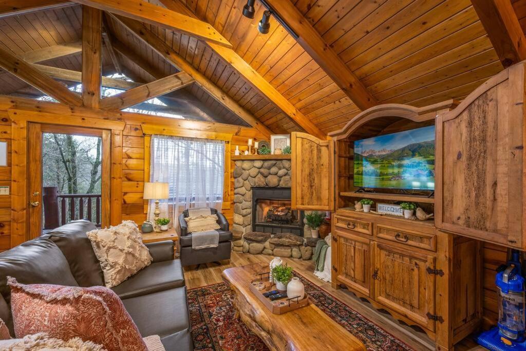 Log Cabin, Hot Tub, Fireplace, Pool Table & Views! Севьервилл Экстерьер фото
