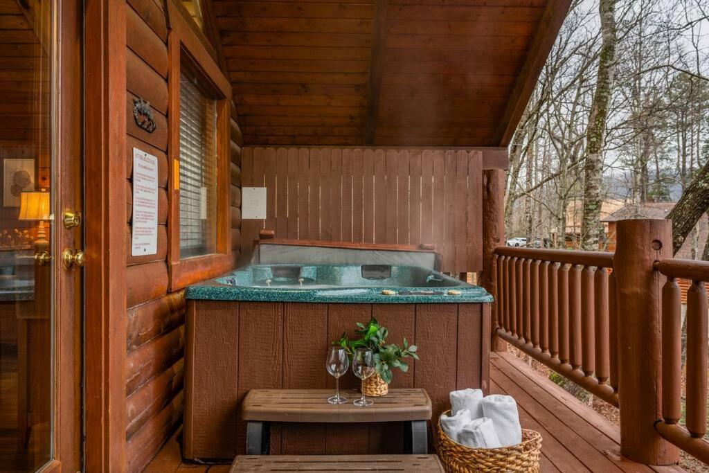 Log Cabin, Hot Tub, Fireplace, Pool Table & Views! Севьервилл Экстерьер фото