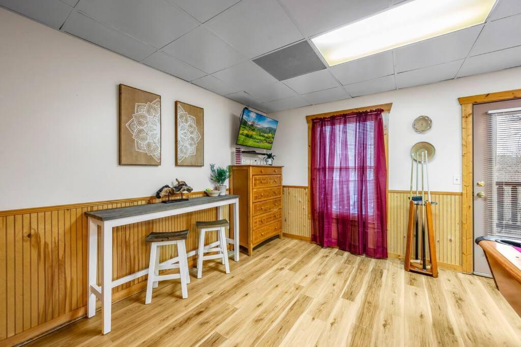 Log Cabin, Hot Tub, Fireplace, Pool Table & Views! Севьервилл Экстерьер фото