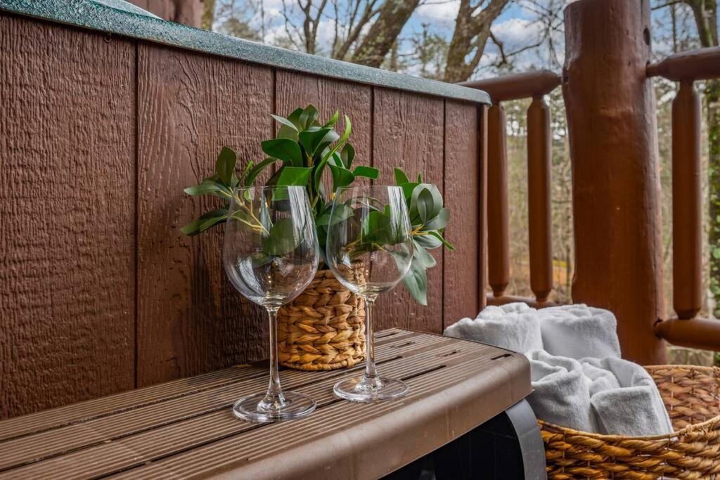Log Cabin, Hot Tub, Fireplace, Pool Table & Views! Севьервилл Экстерьер фото