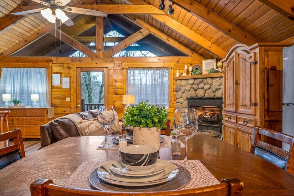 Log Cabin, Hot Tub, Fireplace, Pool Table & Views! Севьервилл Экстерьер фото