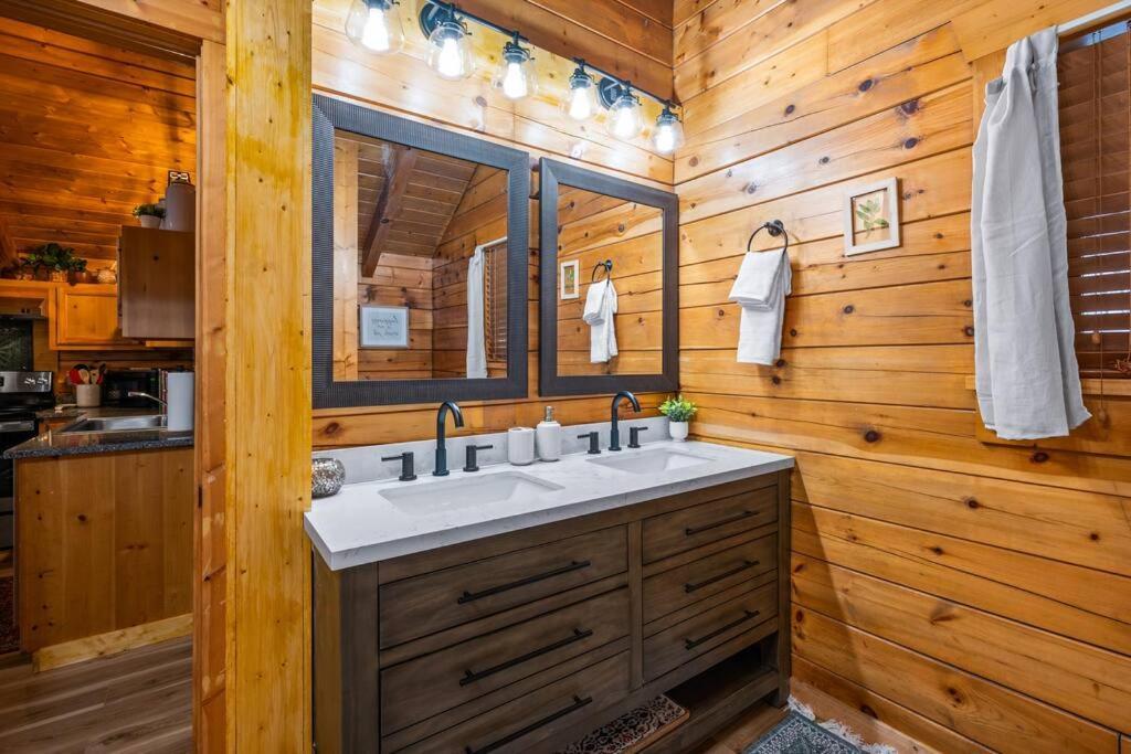 Log Cabin, Hot Tub, Fireplace, Pool Table & Views! Севьервилл Экстерьер фото