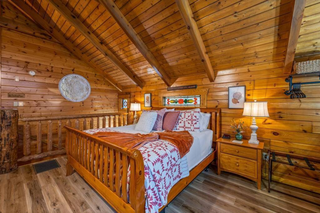 Log Cabin, Hot Tub, Fireplace, Pool Table & Views! Севьервилл Экстерьер фото
