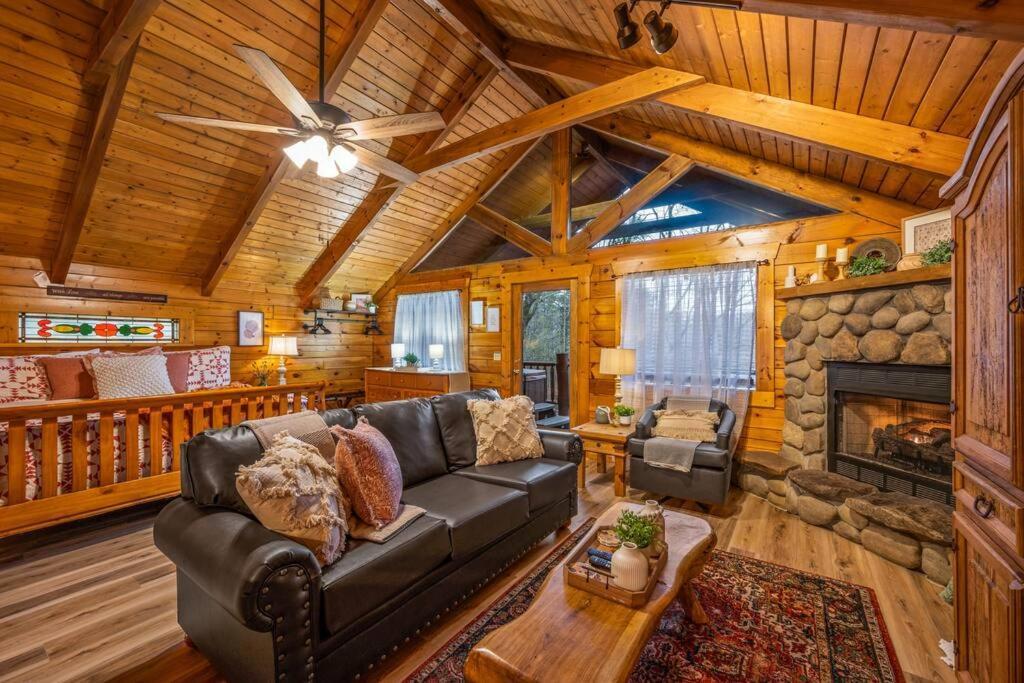 Log Cabin, Hot Tub, Fireplace, Pool Table & Views! Севьервилл Экстерьер фото
