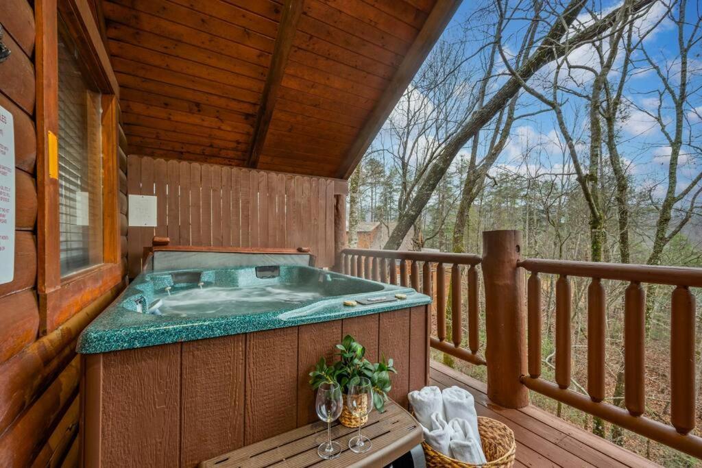 Log Cabin, Hot Tub, Fireplace, Pool Table & Views! Севьервилл Экстерьер фото