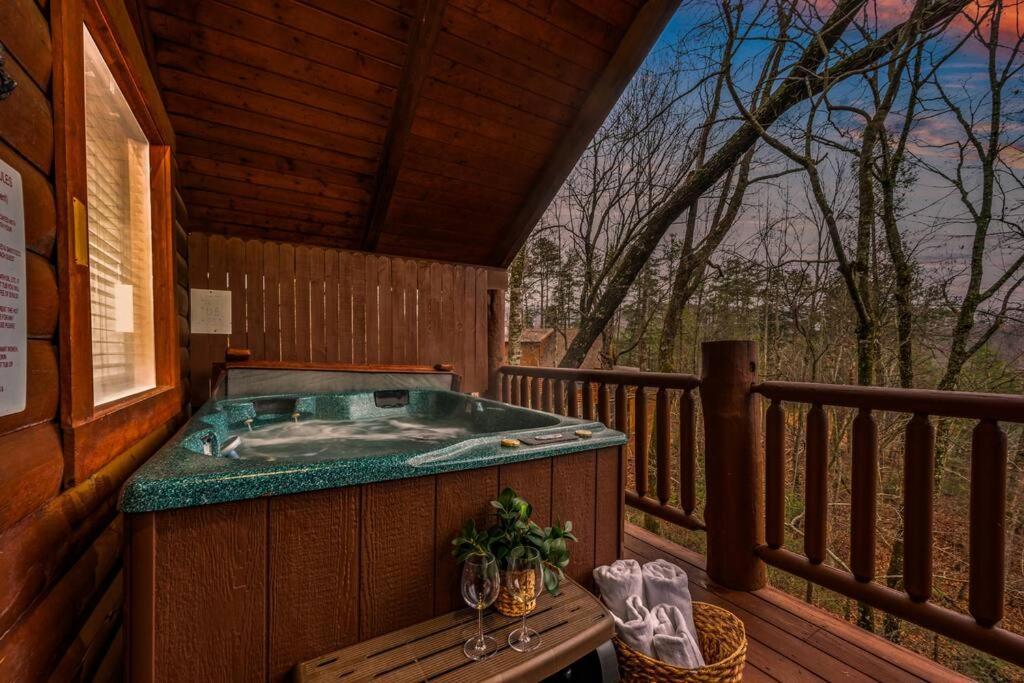 Log Cabin, Hot Tub, Fireplace, Pool Table & Views! Севьервилл Экстерьер фото