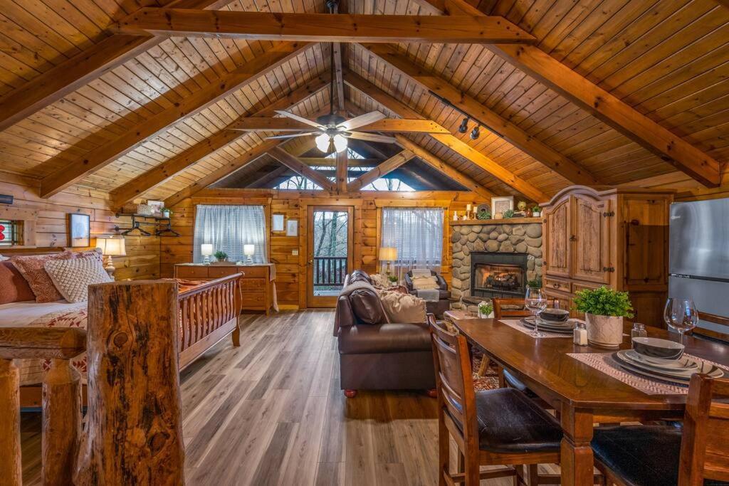 Log Cabin, Hot Tub, Fireplace, Pool Table & Views! Севьервилл Экстерьер фото